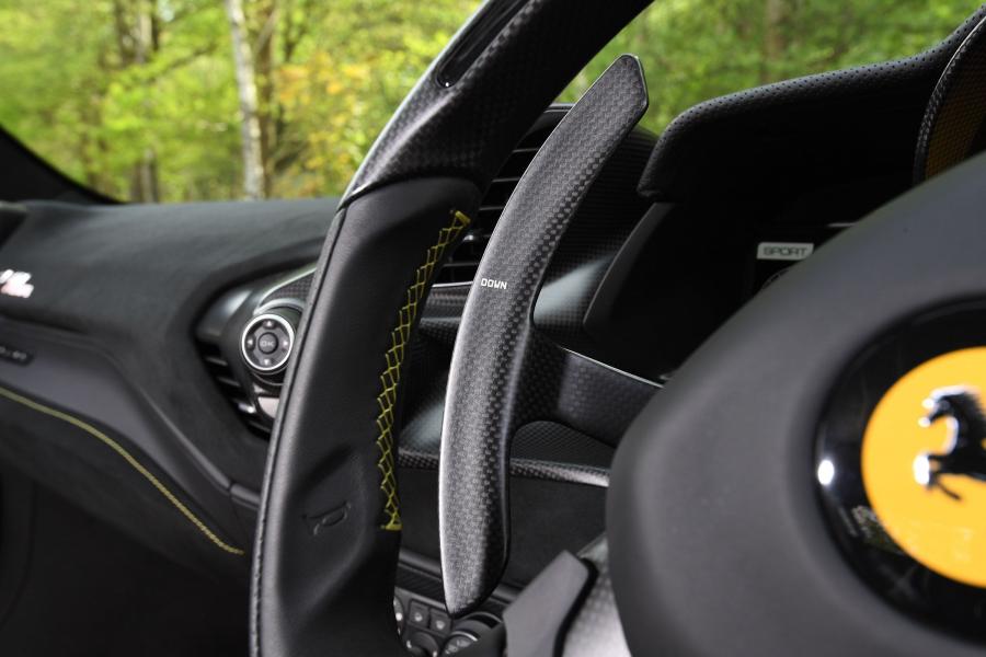 Детали интерьера Ferrari 488 Pista 2018 года  (UK) (фото 8 из 21)